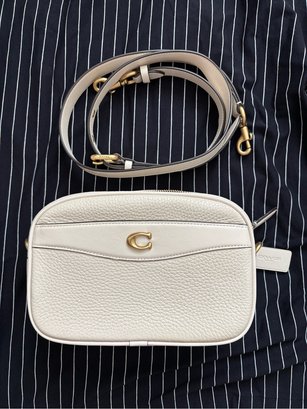 📷✨EUC✨📷 Coach Pebbled Leather Camera Bag in Chalk
